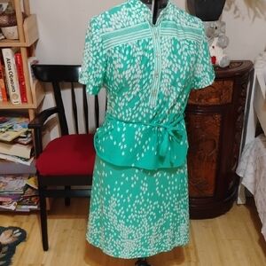 Chic Green Women's Skirt Set